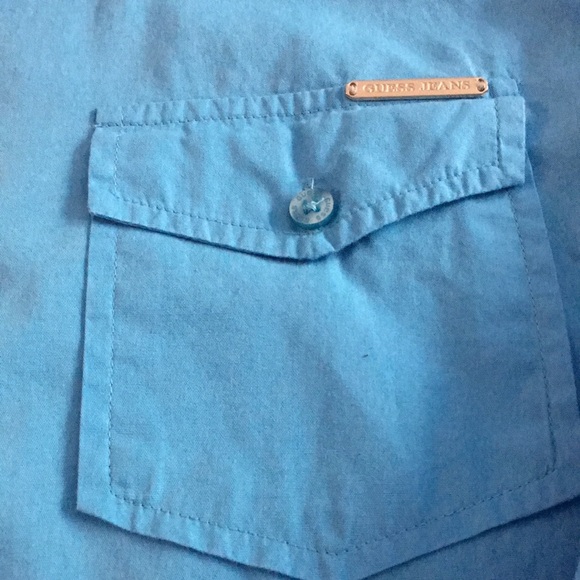Guess Jeans blue button down short sleeve shirt. Size Medium - Picture 4 of 7